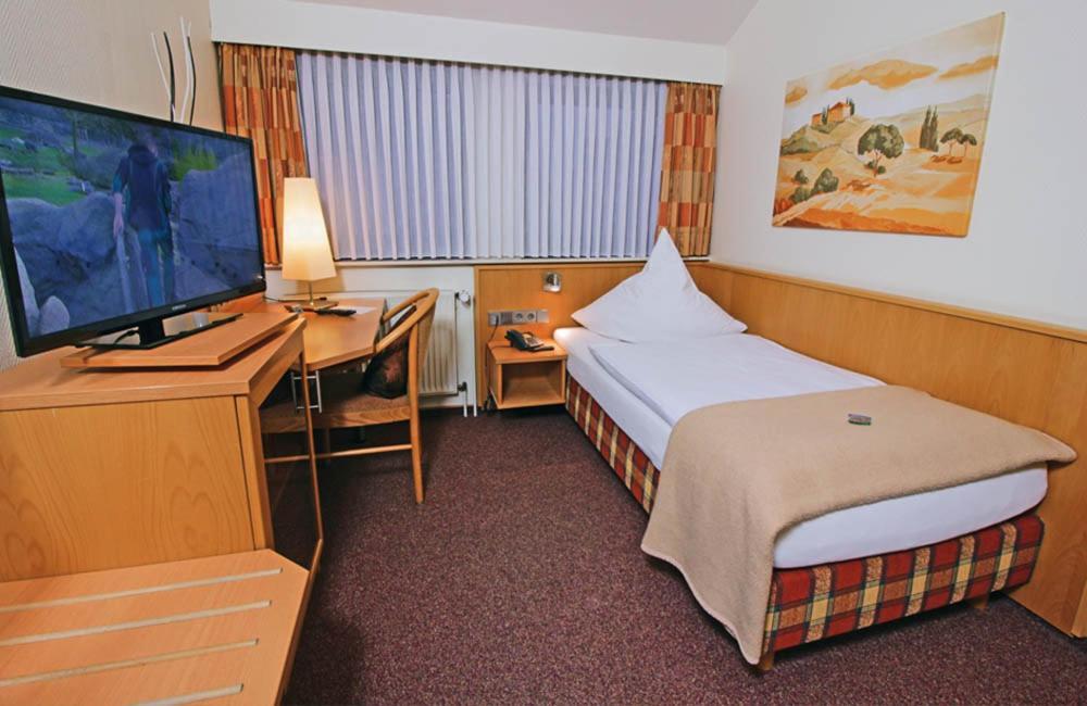 Hotel Lindenkrug Gütersloh Екстериор снимка